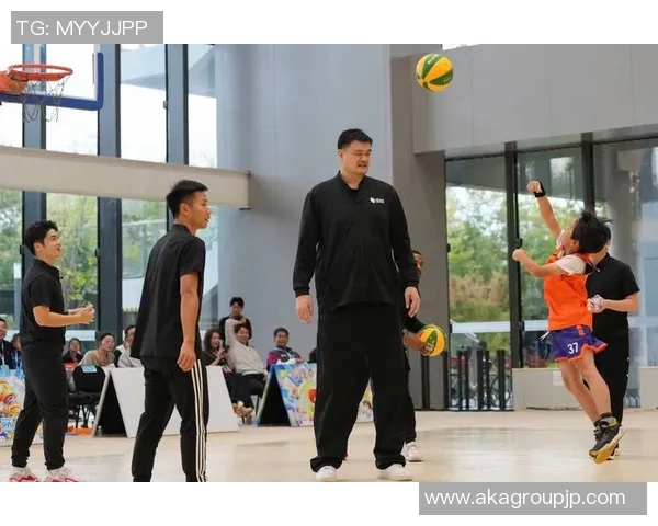 姚明在比赛中展现卓越技艺与团队合作精神的精彩瞬间回顾