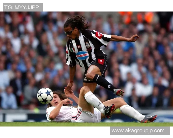 足球场上的智慧之星：那些戴眼镜的足球明星们