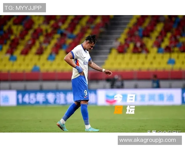 足球明星在比赛中频频犯规引发争议球迷反应不一赛场纪律亟待加强