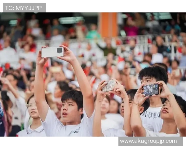足球明星齐聚贵州激情碰撞引发球迷热烈追捧与期待 足球明星齐聚贵州激情碰撞引发球迷热烈追捧与期待