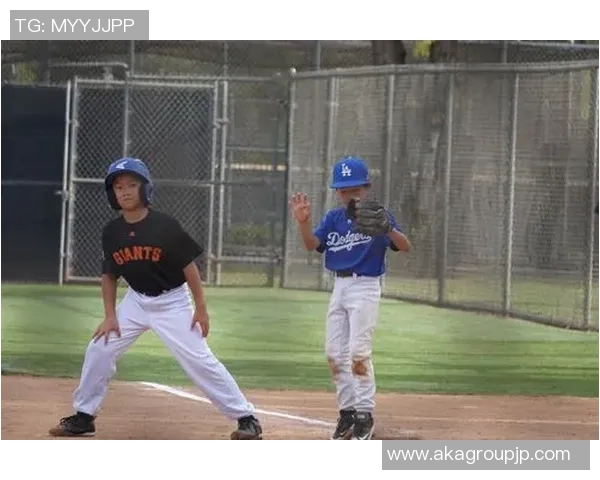 足球明星的妻子们背后的故事与生活点滴揭秘 足球明星的妻子们背后的故事与生活点滴揭秘