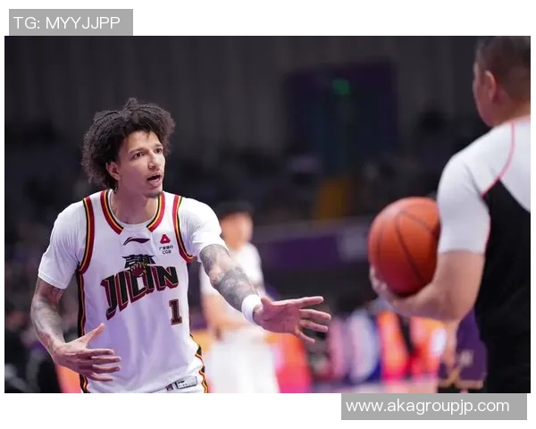 美国明星热衷观看中国篮球比赛共同感受体育魅力与文化交流